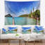 Paysage avec piliers et palmiers sur une tapisserie insulaire-28502778