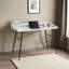Bureau d'ordinateur Elsa à finition blanche avec rehausse et pieds en métal noir, H 33,8 po x l 46,96 po x P 23,55 po