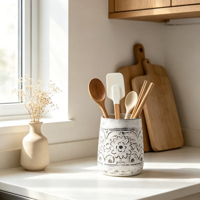 Porte-ustensiles de cuisine rustique en bois de manguier blanc sculpté à la main, orné de motifs floraux. Organisateur de comptoir idéal pour spatules, fouets, louches et autres ustensiles de cuisine.