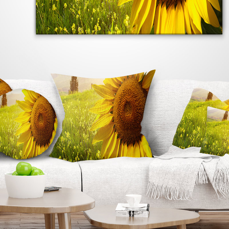 Coussin jaune avec grand tournesol et paysage jaune, 18" x 18", Coussin décoratif