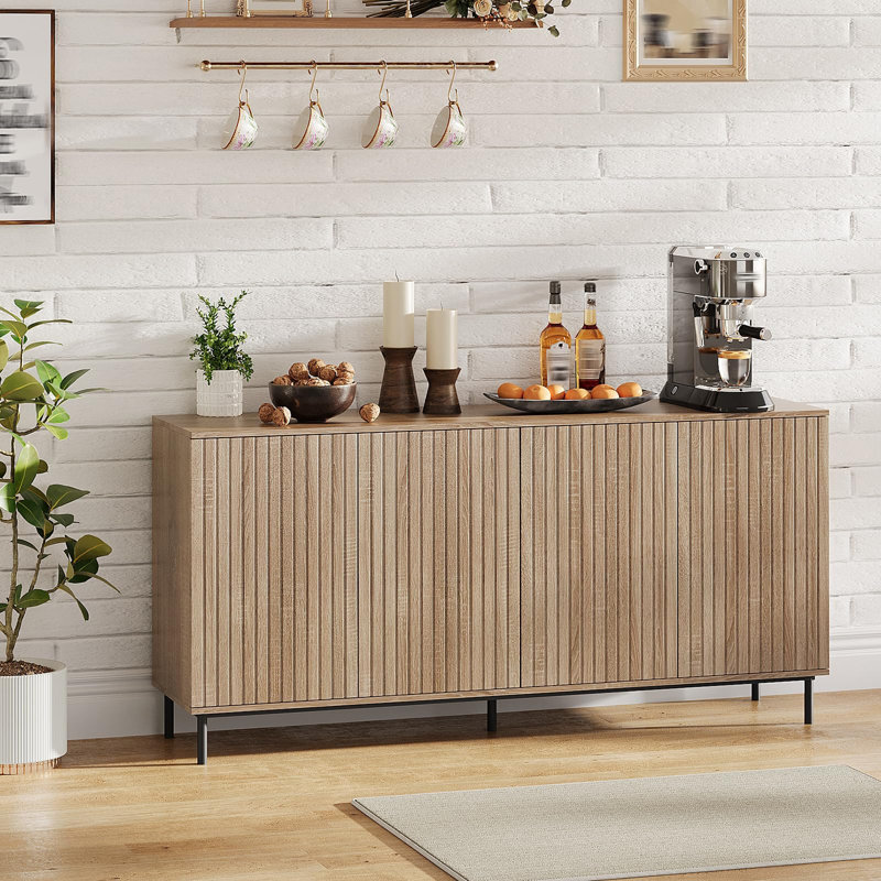 Armoire-buffet cannelée moderne de 63 po, 4 portes à panneaux cannelés, pieds en métal robustes et tablettes réglables, console de style campagnard, armoire à café multifonctionnelle et armoire de rangement pour la cuisine