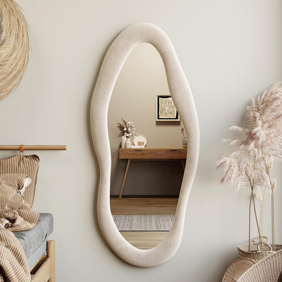 Miroir mural 55 po x 24 po, miroir ondulé à cadre en bois enveloppé de flanelle, miroir irrégulier suspendu pour vestiaire / chambre à coucher / salon, blanc ivoire