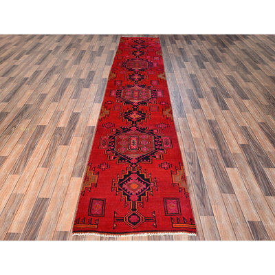 Tapis cramoisi persan rétro 2 pi 7 po x 12 pi avec motif géométrique, usé et vieilli, noué à la main, 100% laine, fin recadré, velours nul, côtés et extrémités professionnellement sécurisés, propres, tapis de couloir oriental