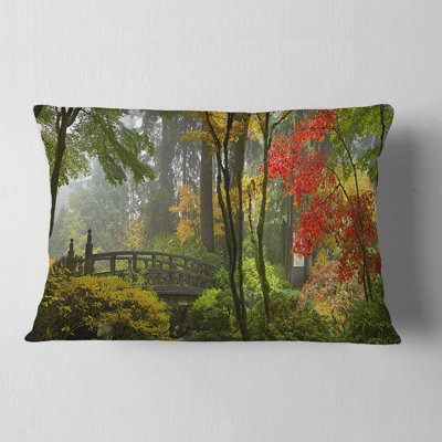 Pont japonais en bois en automne - Coussin décoratif à imprimé paysage