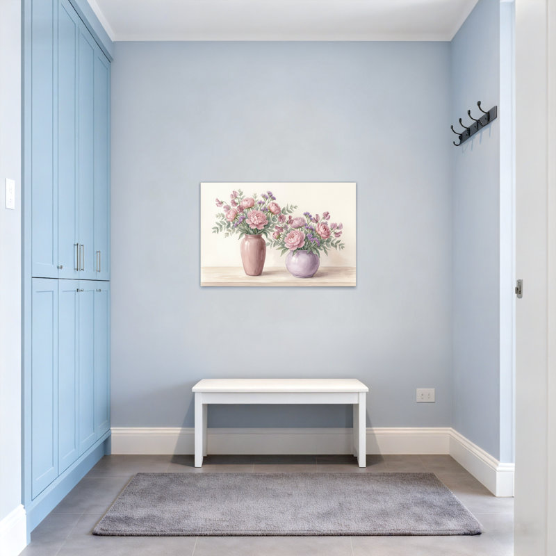 Arrangement floral de plantes et de fleurs dans des vases sur une tablette, H 20 po x l 30 po