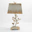 Charmante lampe de table florale avec abat-jour vert vieilli et décor d'oiseau, pièce de décoration rustique