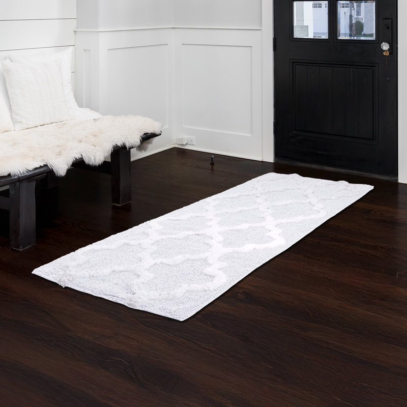 Tapis de salle de bain en coton 24 po x 60 po avec motif de treillis et base antidérapante Freida - lavable à la machine