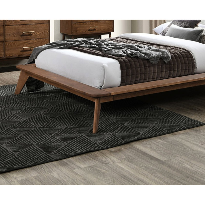 Très grand lit de style Mid-Century moderne, couleur noyer, cadre en bois massif, tête de lit à oreilles en tissu, finition et panneau