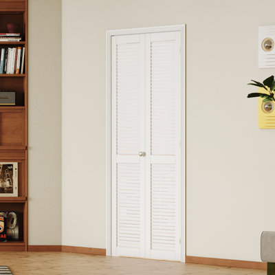 Porte pliante blanche à persiennes avec quincaillerie intérieure non pliée