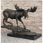 Grande sculpture d'orignal signée Wildlife