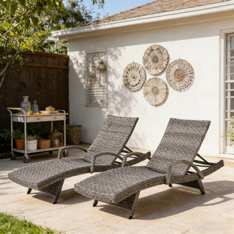 WICKER CHAISE LOUNGE