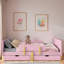 Lit plateforme avec tiroirs de rangement, garde-corps, petite tablette et crochets-498258766-498258761