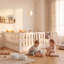 Grand lit sur pied Montessori certifié PCC avec garde-corps pleine grandeur et porte d'accès, structure de lit pour enfant en bois massif à profil bas, aucun sommier requis, blanc-898037794