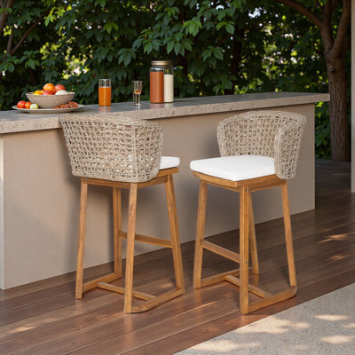 Tabourets de bar d'extérieur en bois d'acacia (ensemble de 2), chaises de hauteur bar avec coussin et dossier en osier, tabourets de hauteur comptoir pour patio, bord de piscine, îlot de cuisine