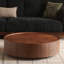 Table basse ronde avec grain de bois de noyer et base en fer