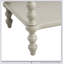 Table de chevet en bois massif avec deux tiroirs, finition délavée et pieds rotatifs classiques pour un décor de chambre à coucher élégant