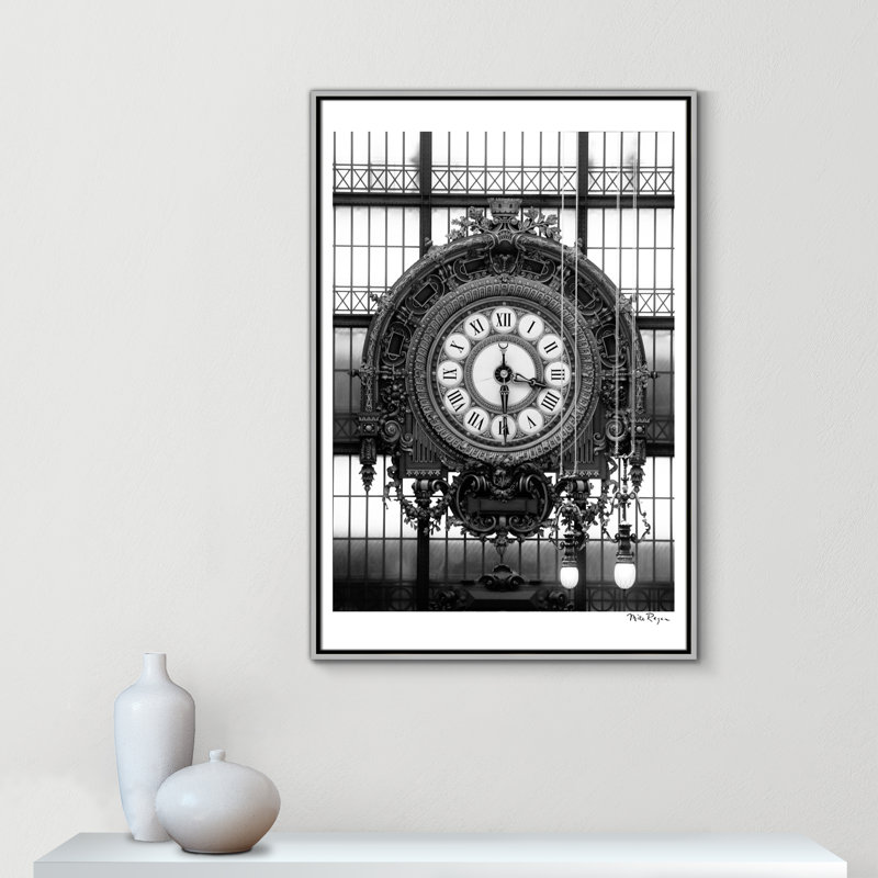 Horloge dorée du musée - impression de Paris par Mike Ragan, Toile argentée avec cadre flottant, Pas de tapis