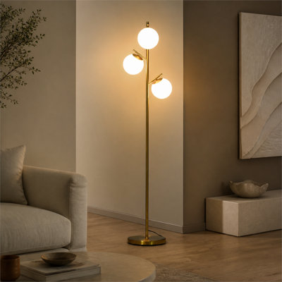 Cette lampe sur pied à trois têtes en forme d'arbre doré avec un abat-jour sphérique mesure 10,85 po x 10,85 po x 66,9 po et convient à un salon.