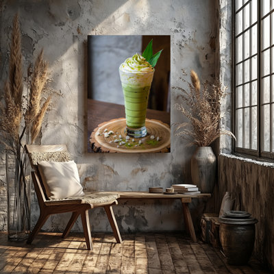 "Toile", un grand verre élégant rempli d'une boisson matcha en couches avec une base verte vibrante avec des tourbillons de texture crémeuse, art mural