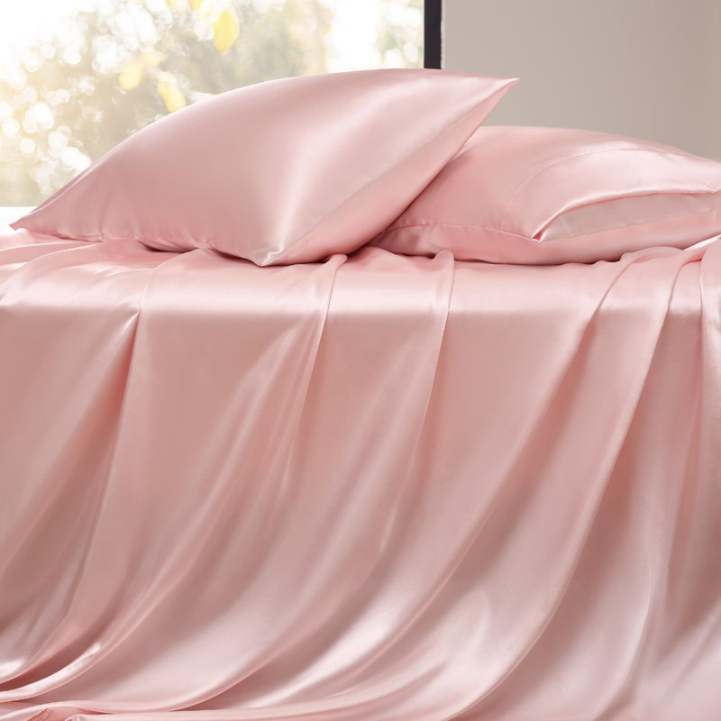 Ensemble de literie pour grand lit 4 pièces avec draps en satin, drap-housse de 15 po de profondeur, drap plat et 2 taies d'oreiller, doux au beurre, bon pour les cheveux et la peau (rose)