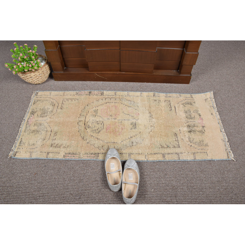 Tapis turc vintage unique fait à la main en beige avec des motifs subtils parfaits pour le couloir ou l'entrée