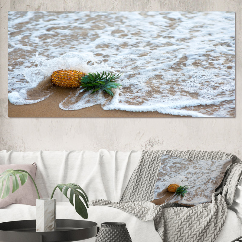 Pineapple Fallen By Ocean Wave - photographie sur toile, H 28 po x l 60 po x P 1,5 po, Toile tendue