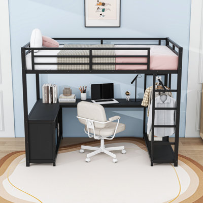 Lit mezzanine en métal avec garde-robe ouverte, bureau en L, tablettes et garde-corps