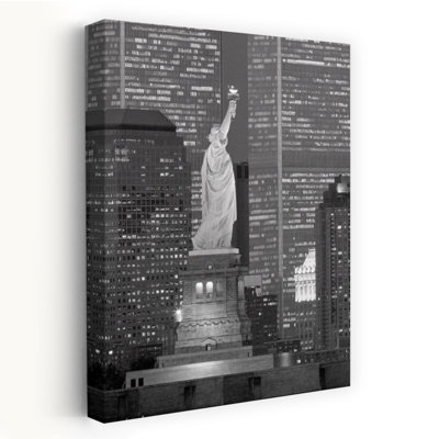 Statue de la Liberté devant les tours du commerce mondial de Ny Ny, art contemporain de l'architecture de la ville