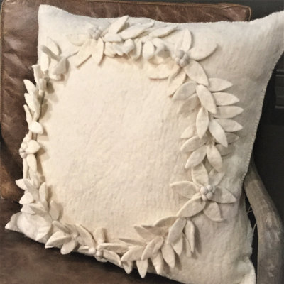 Coussin de Noël en laine feutrée à la main, couronne crème, 20 po