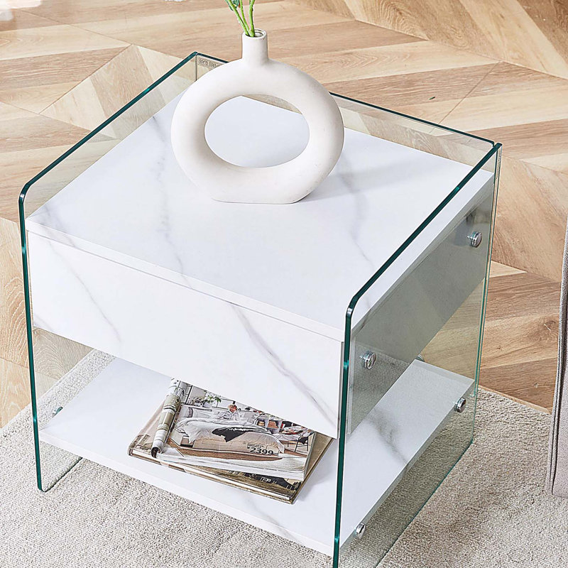 Table de chevet avec tiroirs. La surface du panneau est un autocollant en panneau de fibres à densité moyenne et les deux côtés sont en verre trempé transparent. La conception est simple et élégante, avec d'excellentes fonctions de rangement.