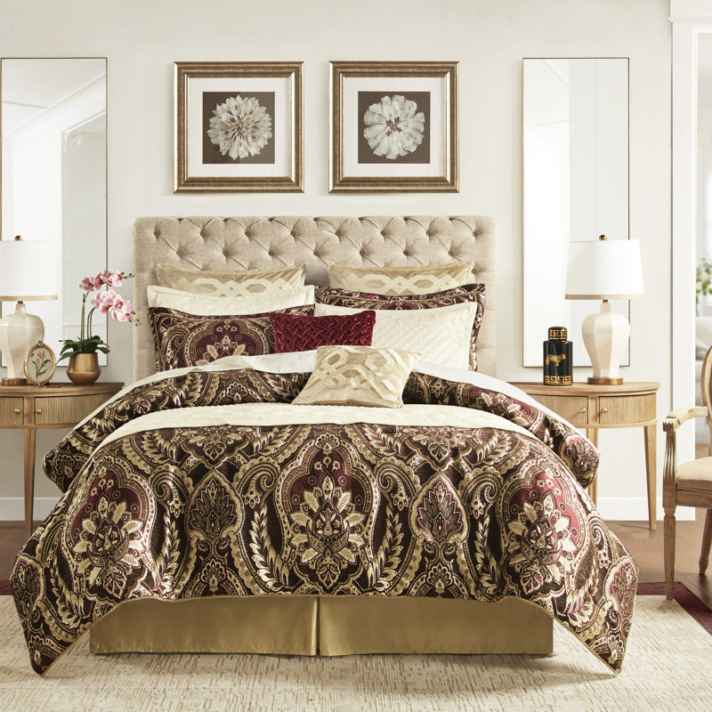 4 édredon en bourgogne pour très grand lit. Comprend 1 édredon, 2 taies décoratives, Chenille en vedette. Contexture solide. Taies décoratives à fermeture à glissière. Magnifique satin antique 100%. - 4 pièces. Manifester. Épisode.