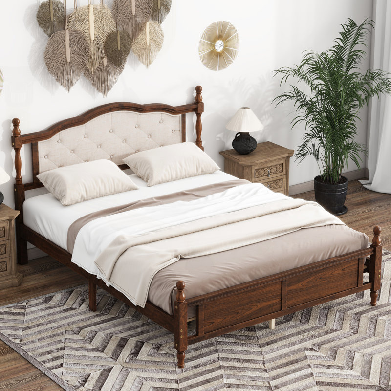 Charmant grand lit en bois de pin avec tête de lit élégante et support pratique