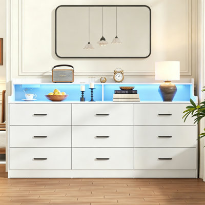 Commode blanche 9 tiroirs avec station de charge et lumières à DEL pour la chambre à coucher, grande commode profonde de 63 po, armoire de rangement en bois avec 9 tiroirs pour la chambre à coucher, commodes longues pour le salon, couloir