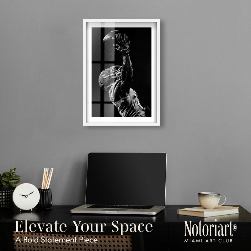 «Football Player Shadowbox Print», impressions encadrées par Notoriart, H 25 po x l 17 po, Blanc