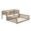 Lit simple superposé au-dessus d'un grand lit simple avec échelle-940610164