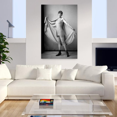 «1920S Woman in Old-Fashioned Maillot de bain et casquette tenant un grand cap attaché autour du cou en regardant une caméra, rétro, rétro, plage, art mural