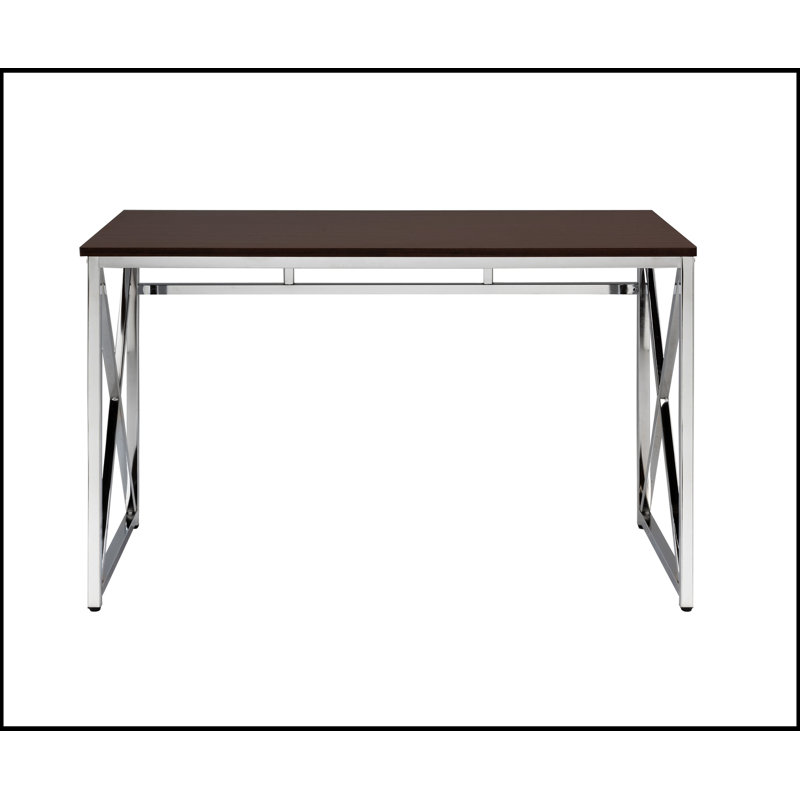Le bureau Madison avec espace de travail en panneau de fibres à densité moyenne durable et structure en chrome est parfait pour les espaces de travail modernes et fonctionnels.