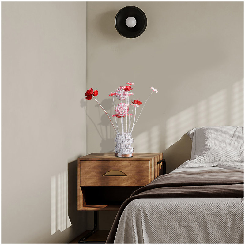 Aluminium 4 roses rouges 6 pétales floraux 2 boutons floraux rouges / argentés sur une lampe de table moderne en chrome Hexagona 4 carrés pour salon, table de chevet pour chambre à coucher, lampe à DEL