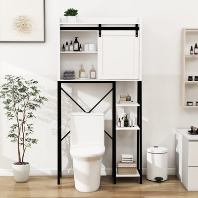 Étagère blanche de salle de bain au-dessus de la toilette. Optimisez l'espace. La porte de grange coulissante dissimule des articles. Tablettes réglables pour tablettes pratiques - blanc. Économisez de l'espace et restez bien rangé. Armoire avec rangement supplémentaire.