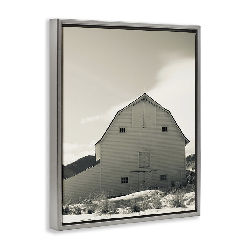 "Monochromatique Winter Barn" par Ashley Singleton, H 31 po x l 25 po, Cadre flottant gris lustré