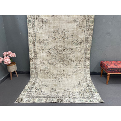 Tapis à motif floral rétro en laine beige 64,6 x 108,7 po