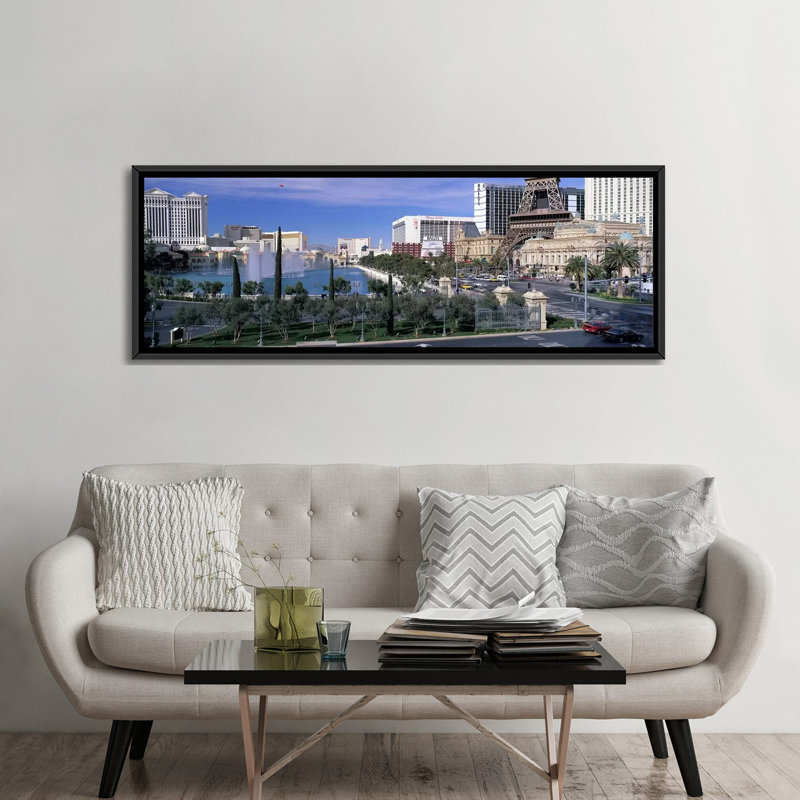 Reproduction de photo sur toile tendue, "the ball the strip" , las vegas, nevada, H 24 po x l 72 po x P 1,5 po, Cadre noir
