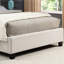 Grand lit contemporain à boutons en tissu beige, option de chambre à coucher moderne, choix de lit tapissier