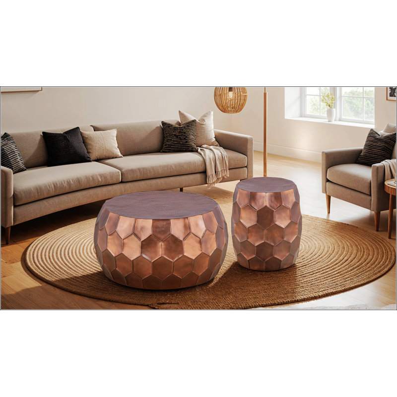 Ensemble de tables basses modernes et contemporaines rondes en aluminium de 32 pouces et table de bout de 21 pouces avec base à motif de losanges brillants et finition cuivre
