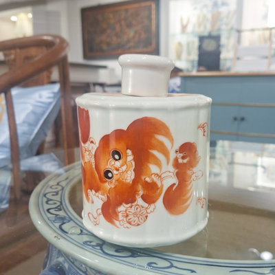 Pot en porcelaine fait à la main