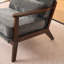 Chaise avec accoudoirs lombaire et accoudoirs en bois massif style Mid-Century moderne à accoudoirs simples, tissu gris froid