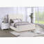 Lit-bateau tapissier luxueux avec base exposée offrant confort, style et durabilité pour une chambre à coucher relaxante