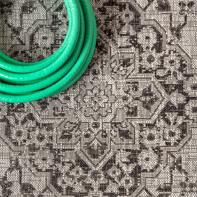 Tapis intérieur / extérieur gris / noir Nate Boho Medallion, Rectangle 9 pi x 12 pi