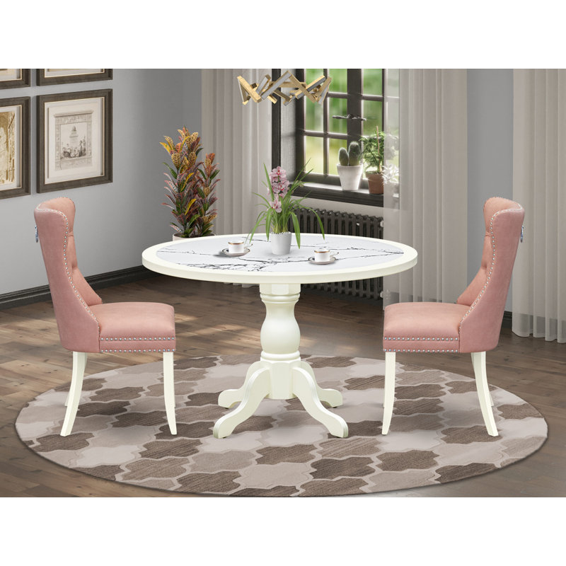 L'ensemble de table de salle à manger 3 pièces comprend une table de salle à manger avec plateau de table en marbre veiné et 2 chaises en tissu de polyester rouge beige, blanc lin