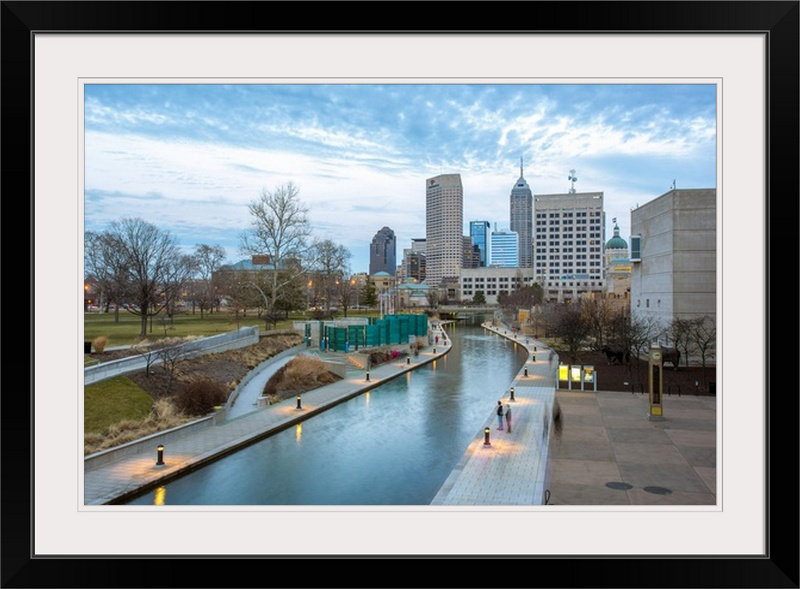 «The Indianapolis Riverwalk in the Late Af après-midi», reproduction de photo, H 28 po x l 38 po x P 1 po, Cadre noir
